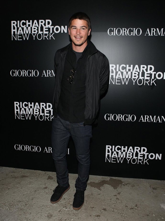 Posado Del Actor Josh Harnett 