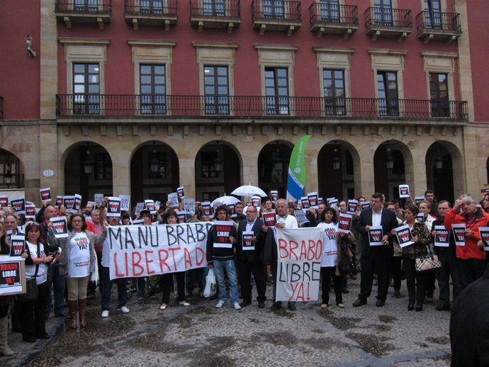 Concentración Por La Liberación De Manu Brabo 