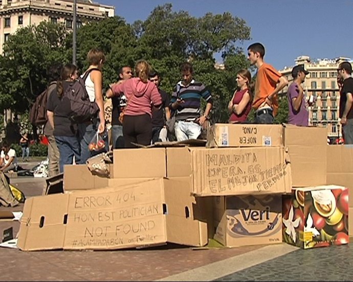 Jóvenes Pasan La Noche En Plaza Catalunya Por Un Cambio De Modelo Económico