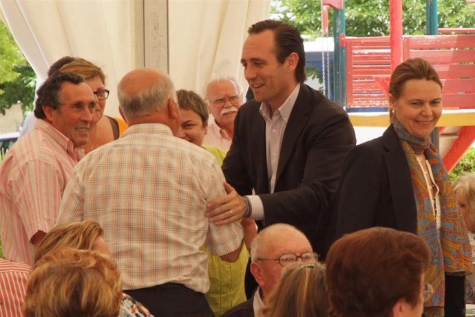 Bauzá Y Salom Saludan A La Gente Mayor