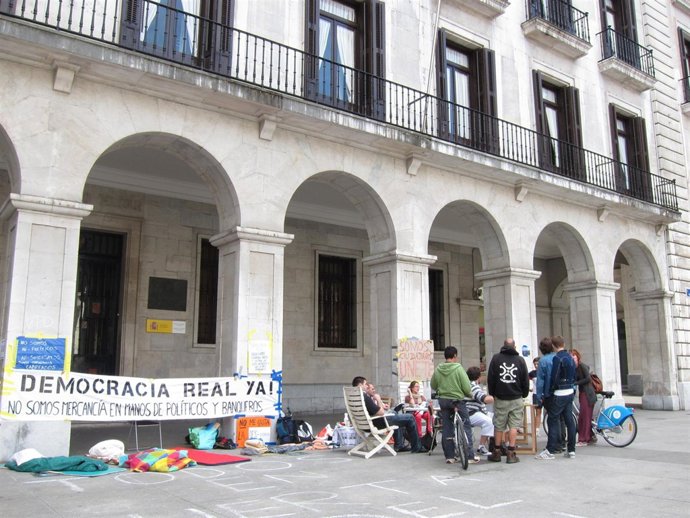 Jóvenes Acampando En Santander En Demanda De "Democracia Real"