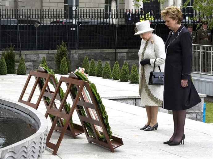 La Reina Isabel II De Inglaterra De Visita En Irlanda