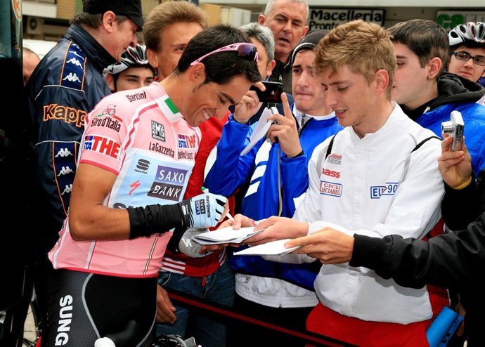 Alberto Contador Firma Autógrafos En El Giro De Italia