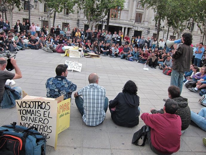 Varias Personas Durante La Celebración De Una Asamblea Ciudadana