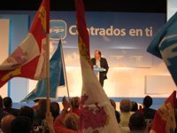 Varios jóvenes a ritmo de 'batucada' irrumpen en el mitin de Herrera en Zamora para pedir un nuevo conservatorio