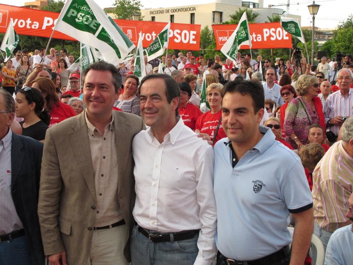 Espadas Junto A Bono Y El Portavoz Socialista.