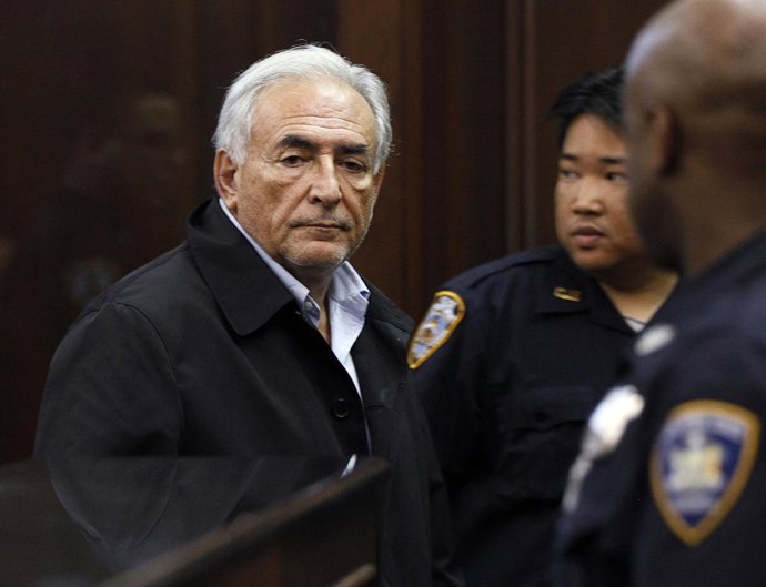 Dominique Strauss-Kahn, Esposado