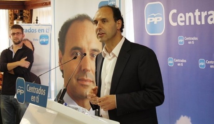 Ignacio Diego Con El Candidato De Piélagos. 