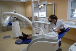 Dentista Realizando Su Trabajo