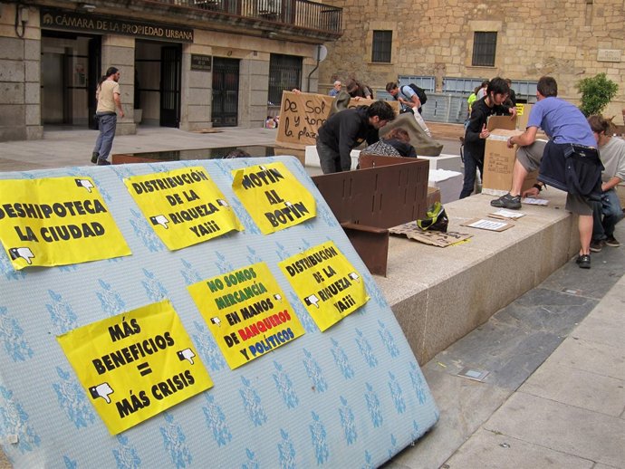 Un Grupo De Jóvenes En La Concentración Del `15-MEn La Plaza De La Constitución
