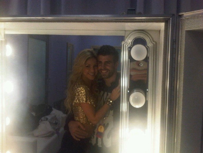 Gerard Piqué Y Shakira En Su Camerino De Polonia