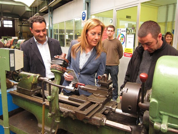 Pilar Fernández Pardo Visita El Cenyro De Formación Profesional De Revillagigedo