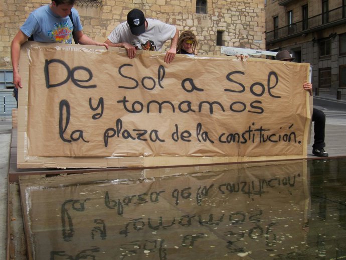 Varios Jóvenes Colocan Una Pancarta En La Plaza De La Constitución En Salamanca