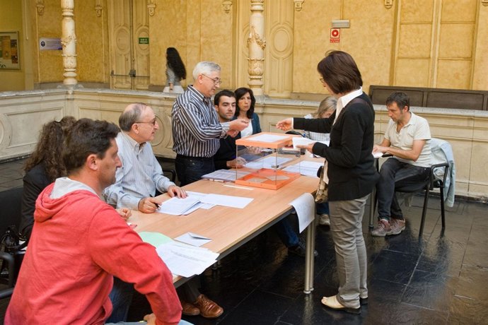 Votaciones En Una De Las Mesas Constituidas En El INAP Esta Mañana. 
