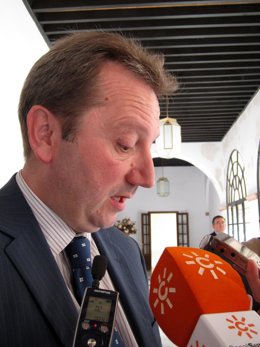 El Cosejero Andaluz De Empleo, Manuel Recio, hoy en los pasillos del Parlamento.