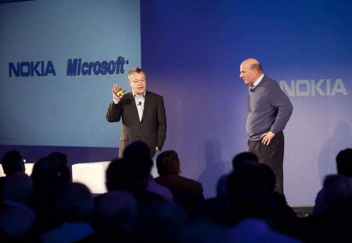 Nokia CEO Stephen Elop (Izqu) Y El Microsoft CEO Steve Ballmer