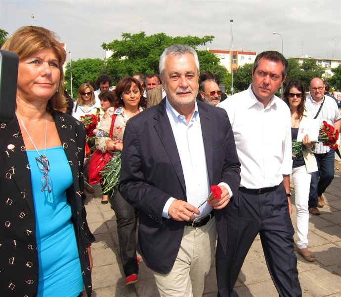 Griñán, Con Espadas En Un Acto Electoral En Sevilla