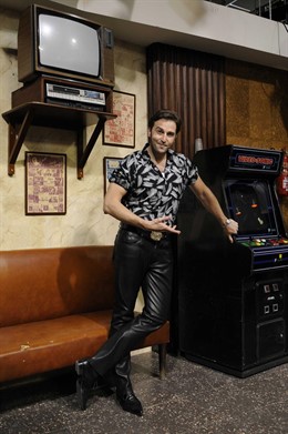 El Actor Fernando Gil Posa En El Escenario De 'Los Quien'