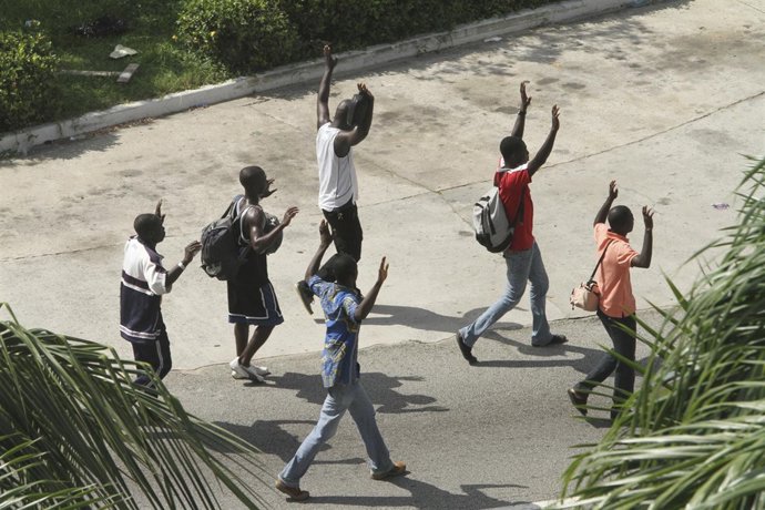 Civiles marfileños en medio del fuego cruzado