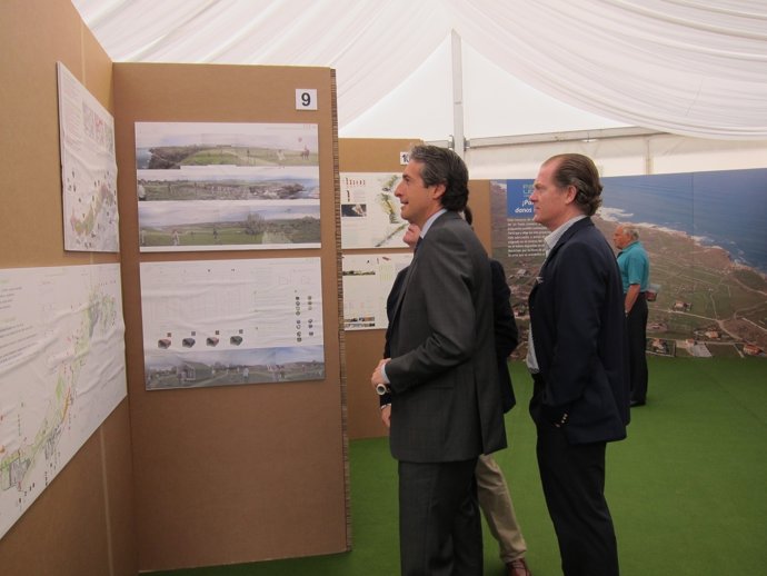 El Alcalde Viendo La Exposición