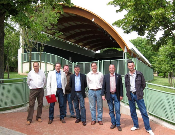 Ángel Varea Junto A Diferentes Candidatos Regionalistas Al Ayuntamiento 