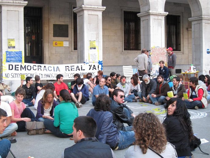 Sentada De 'Democracia Real Ya' En La Plaza Porticada De Santander