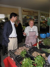 Ávila (PSOE) mejorará el Mercado de Cuenca de la mano de los comerciantes