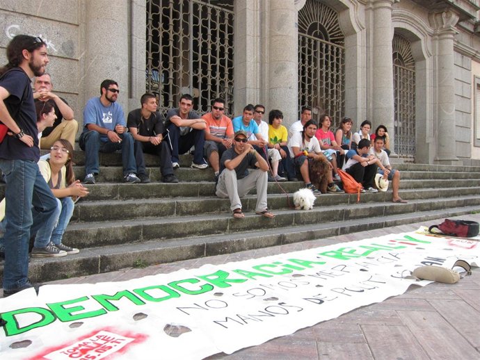 Jóvenes De La Plataforma Democracia Real Ya Ante El Ayuntamiento.
