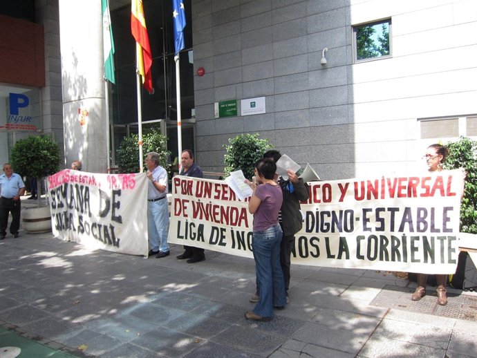 Vecinos Ocupan La Consejería De Vivienda En Defensa De Sus Derechos