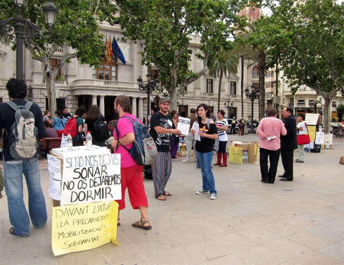 Movimiento Del 15M En La Plaza Del Ayuntamiento De Valencia