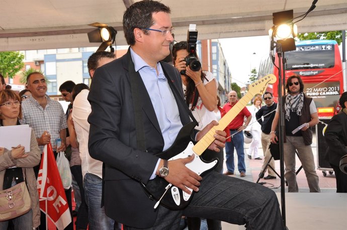 Óscar López Interpreta A The Cure En Su Visita A Arroyo.