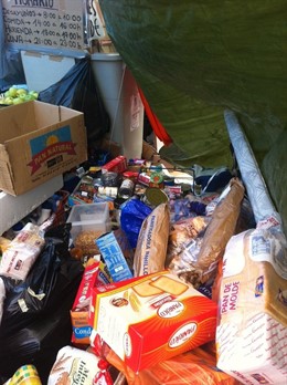 Alimentos Para Los Acampados En Sol