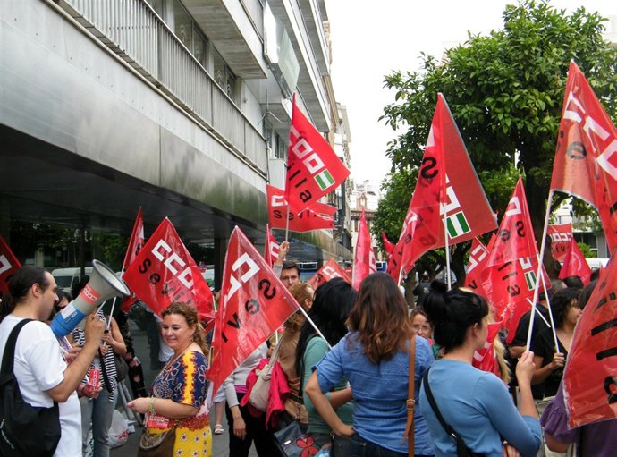 Concentración De Trabajadores De Telemárketing Ante La Sede De Gobernación