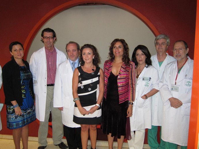 La Consejera De Salud (Centro) Con El Equipo Investigador