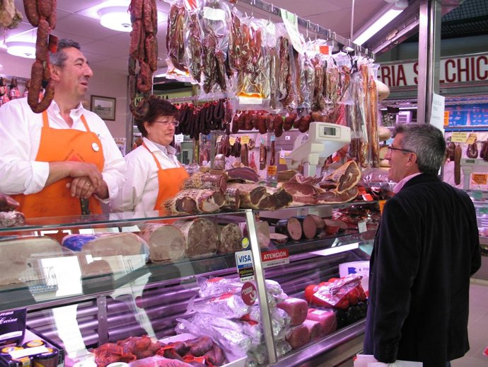 Francisco Fernández Durante La Visita Realizada Al Mercado Del Conde Luna.