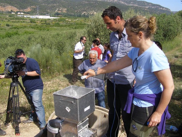 Técnicos Insertan Las Dosis De Biobalas Contra El Mejillón Cebra 