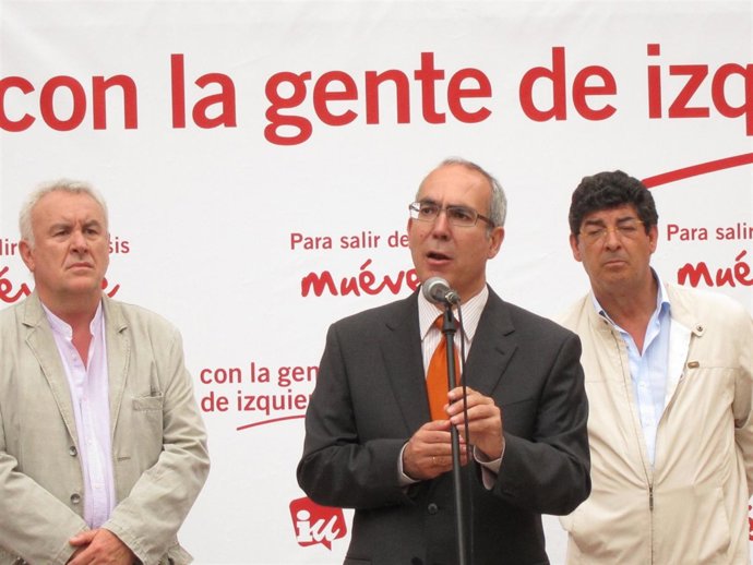 Pedro Moreno Brenes, Candidato De IU A La Capital, En Un Acto