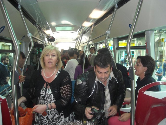 Gorostiaga Y Gómez Morante En El Nuevo Autobús Municipal De Torrelavega