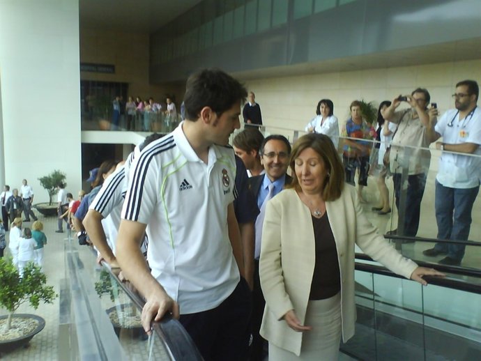 Iker Casillas Y La Consejera De Sanidad En La Arrixaca