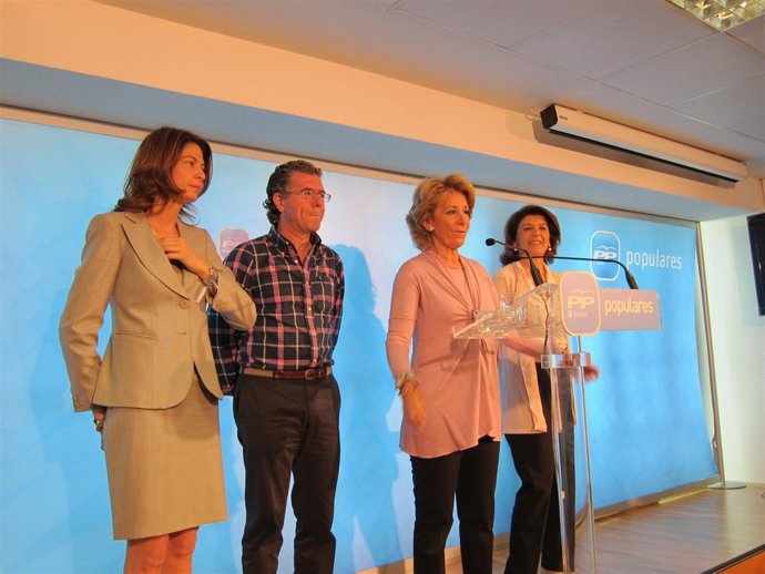 Aguirre Y Parte De Su Equipo En Génova