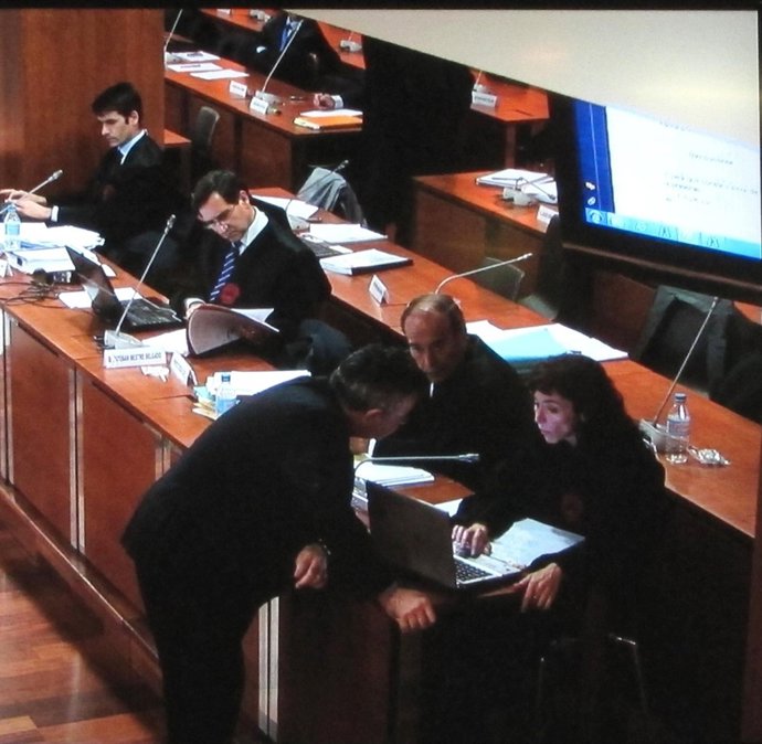 El Acusado En El Caso 'Malaya' Juan Antonio Roca Habla Con Su Abogada