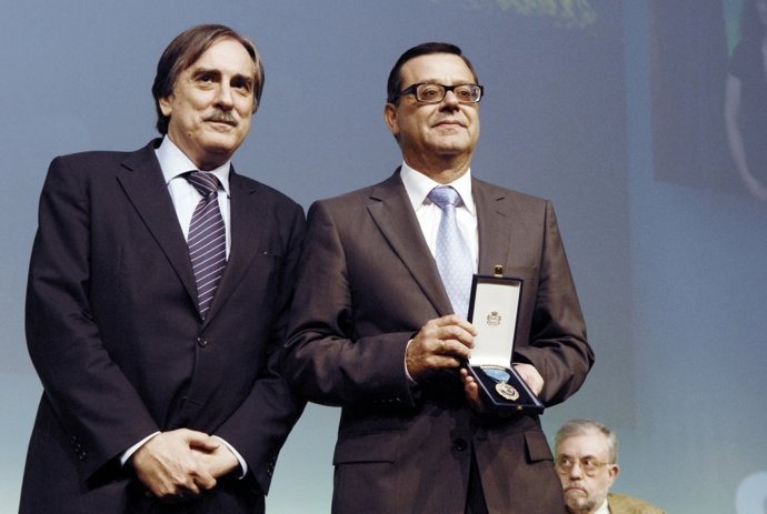 Valeriano Gómez Entregando La Medalla De Oro A Grupo Fundosa