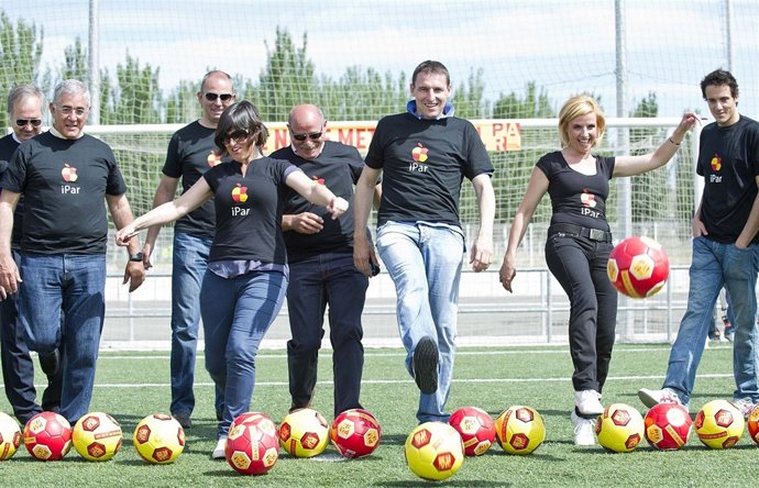 Rosa Santos Juega Al Fútbol