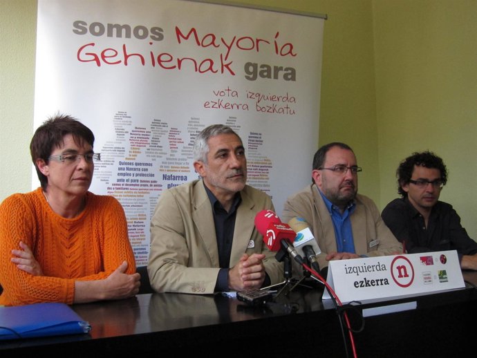 El Diputado De IU, Gaspar Llamazares, Con Candidatos De Izquierda-Ezkerra.