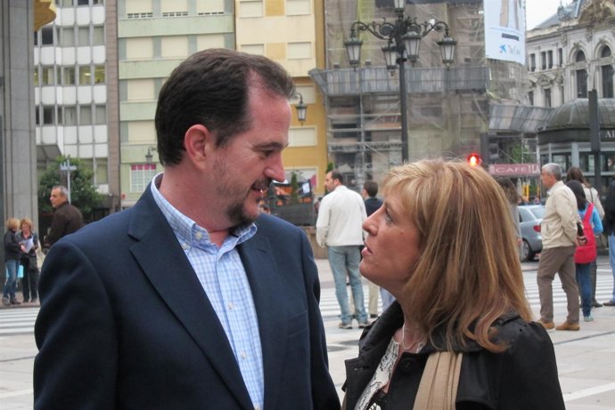 Carlos Iturgáiz E Isabel Pérez-Espinosa