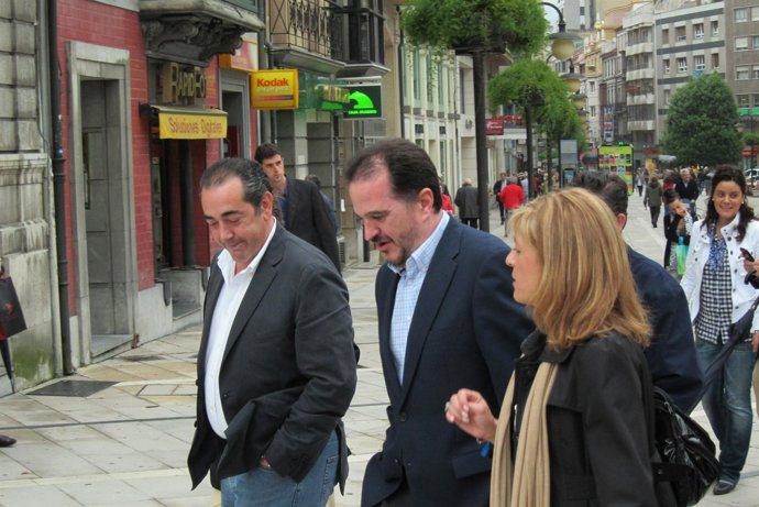 Carlos Iturgaiz, En El Centro, Durante Su Visita A Oviedo