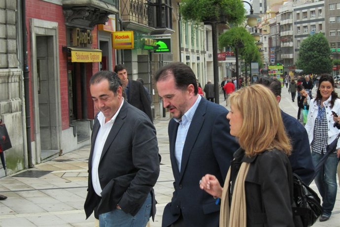 Carlos Iturgaiz, En El Centro, Durante Su Visita A Oviedo