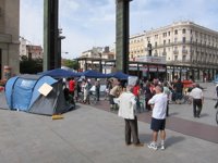 Los acampados se concentran frente al Ayuntamiento, junto a trabajadores de TUZSA