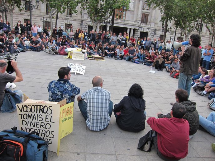 Acampados En La Plaza Del Ayuntamiento