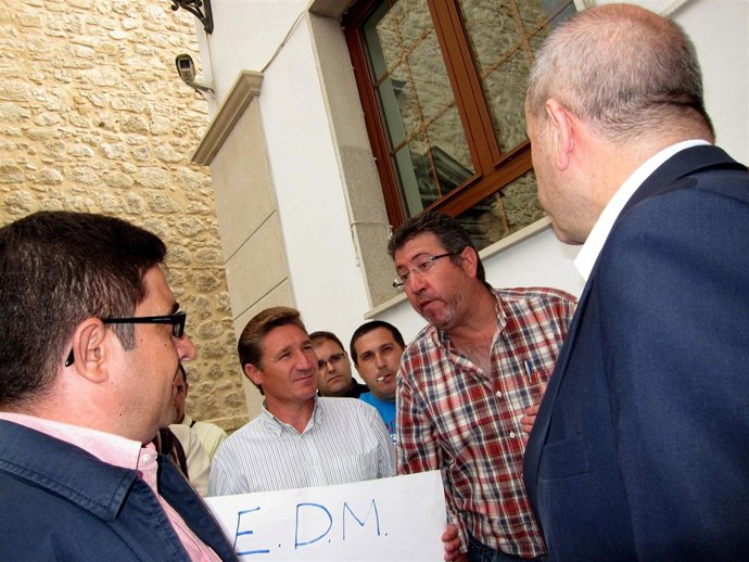 Francisco Reyes Y Manuel Chaves Escuchan A Trabajadores De EDM En Torredelcampo.
